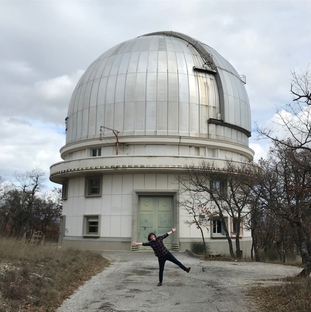 me in front of the very large dome of the 1.93m telescope at Haute Provence observatory